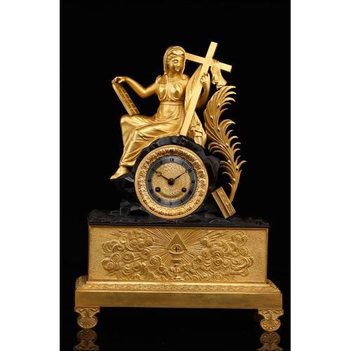 Bellísimo Reloj de Sobremesa en Bronce Dorado con Figura Alegórica Religiosa. Francia, Siglo XIX