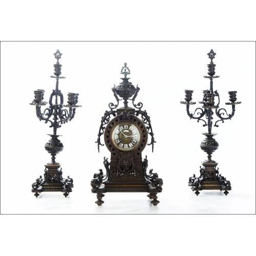 Impresionante Reloj de Péndulo con Pareja de Candelabros. Francia, Siglo XIX