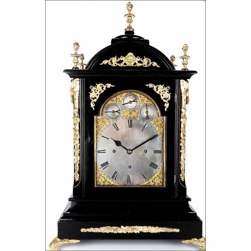 Espectacular Reloj Bracket de Ébano y Bronce con Triple Sonería. Inglaterra, Siglo XIX