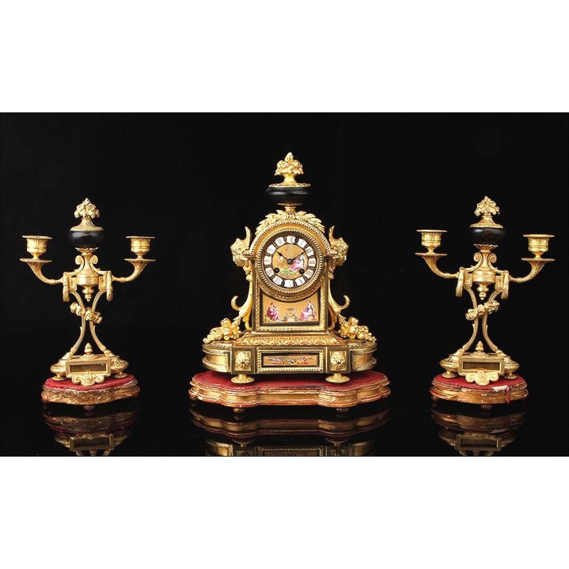 Antique French Mantel Clock in Gilt Bronze. S.XIX.