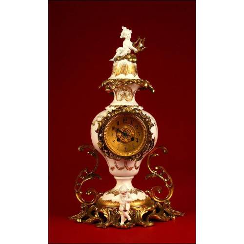 Decorativo Reloj de Péndulo de Sobremesa estilo Barroco en Metal y Bronce. S.XIX.