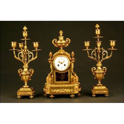 Magnífico Conjunto de Reloj de Sobremesa y Candelabros de Bronce. Francia, Finales del S. XIX