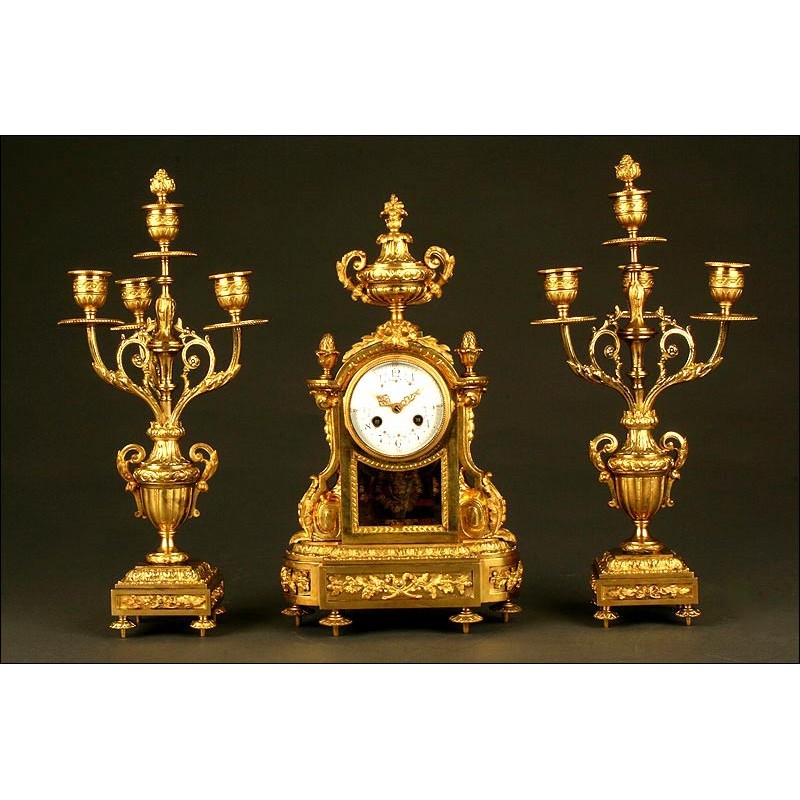 Magnífico Conjunto de Reloj de Sobremesa y Candelabros de Bronce. Francia, Finales del S. XIX