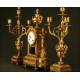 Magnífico Conjunto de Reloj de Sobremesa y Candelabros de Bronce. Francia, Finales del S. XIX