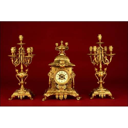 Precioso Reloj de Sobremesa Francés con Candelabros de Bronce. Fabricado en 1870. Funciona Bien