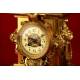 Precioso Reloj de Sobremesa Francés con Candelabros de Bronce. Fabricado en 1870. Funciona Bien