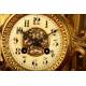 Precioso Reloj de Sobremesa Francés con Candelabros de Bronce. Fabricado en 1870. Funciona Bien