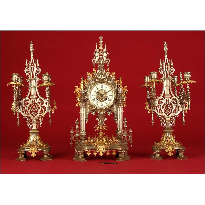 Impresionante Reloj de Sobremesa Neogótico con Dos Candelabros. Francia, Ca. 1.870. Funcionando