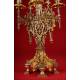 Impresionante Reloj de Sobremesa Neogótico con Dos Candelabros. Francia, Ca. 1.870. Funcionando