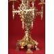 Impresionante Reloj de Sobremesa Neogótico con Dos Candelabros. Francia, Ca. 1.870. Funcionando