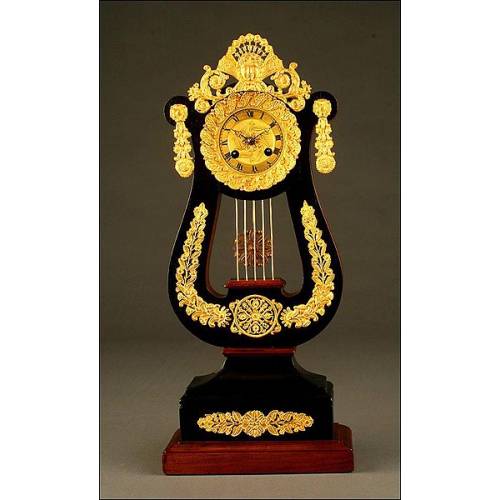 Original Reloj de Sobremesa en Forma de Lira en Madera y Bronce Dorado al Mercurio. 1820-1830.