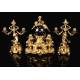 Precioso Conjunto de Reloj con Candelabros en Bronce Dorado. Francia, Siglo XIX