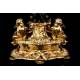 Precioso Conjunto de Reloj con Candelabros en Bronce Dorado. Francia, Siglo XIX