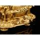 Precioso Conjunto de Reloj con Candelabros en Bronce Dorado. Francia, Siglo XIX