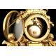 Precioso Conjunto de Reloj con Candelabros en Bronce Dorado. Francia, Siglo XIX