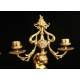 Precioso Conjunto de Reloj con Candelabros en Bronce Dorado. Francia, Siglo XIX