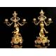 Precioso Conjunto de Reloj con Candelabros en Bronce Dorado. Francia, Siglo XIX