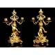 Precioso Conjunto de Reloj con Candelabros en Bronce Dorado. Francia, Siglo XIX