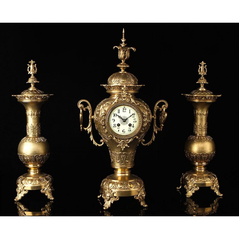 Antiguo Reloj Francés de Bronce con Guarnición. Siglo XIX.