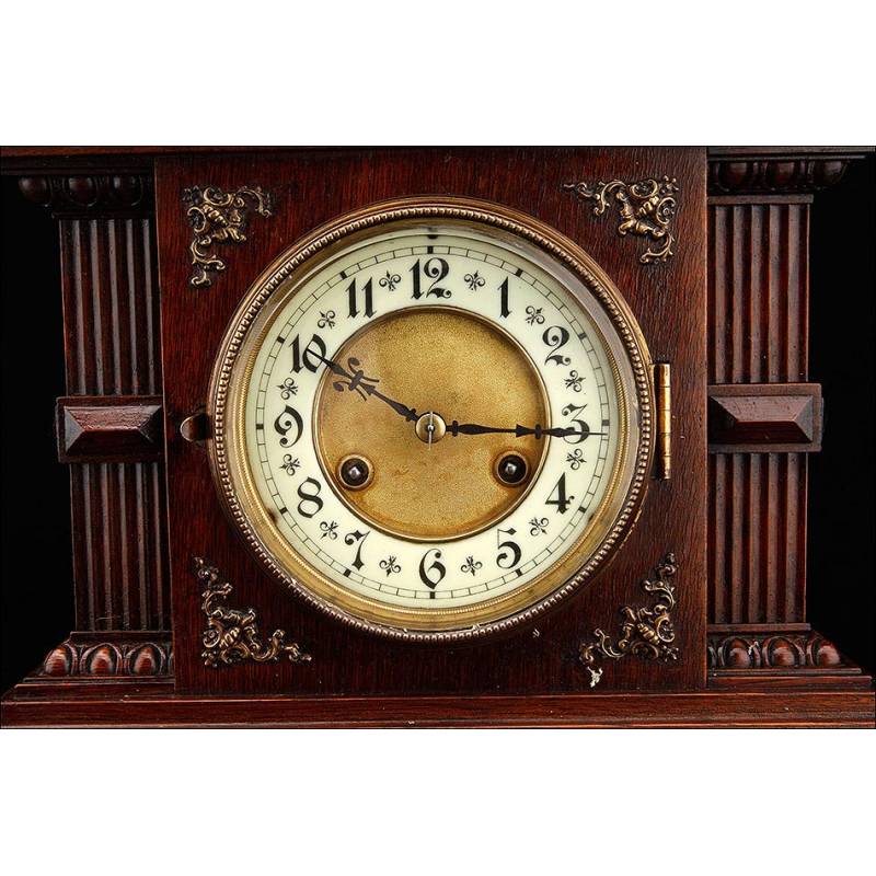 Antiguo reloj de pared , marca Junghans, origen aleman, y funcionando.