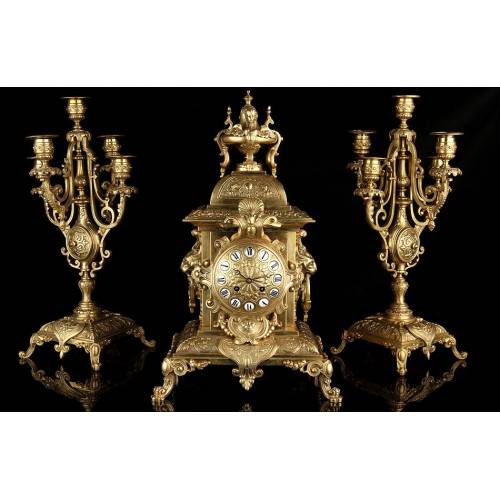 Conjunto de Reloj de Sobremesa y Dos Candelabros de Bronce. Francia, Siglo XIX. Funcionando