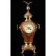 Reloj Francés de Sobremesa Tipo Ánfora. Año 1900, en Bronce Esmaltado. Perfecto Funcionamiento