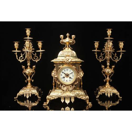 Espectacular Conjunto de Reloj con Candelabros en Bronce dorado. Francia, Siglo XIX