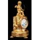 Delicado Reloj de Sobremesa Realizado en Bronce Dorado con Cupido. Francia, Siglo XIX