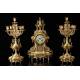 Aristocrático Conjunto de Reloj de Sobremesa y Pareja de Candelabros. Francia, Siglo XIX