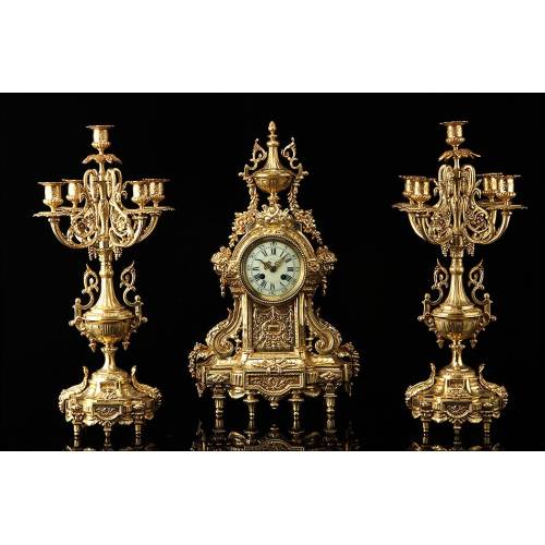 Aristocrático Conjunto de Reloj de Sobremesa y Pareja de Candelabros. Francia, Siglo XIX