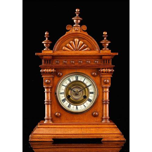 Reloj de Sobremesa de Madera de Estilo Neoclásico. Alemania, Circa 1900