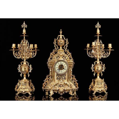 Conjunto de Reloj y Pareja de Candelabros en Bronce Dorado. Francia, S. XIX. Funcionando