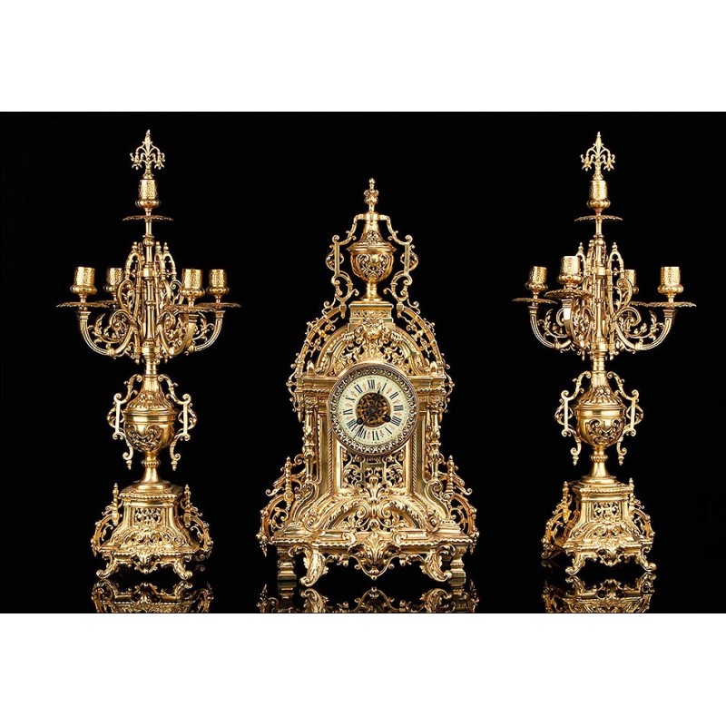 Conjunto de Reloj y Pareja de Candelabros en Bronce Dorado. Francia, S. XIX. Funcionando