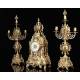 Conjunto de Reloj y Pareja de Candelabros en Bronce Dorado. Francia, S. XIX. Funcionando