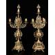 Conjunto de Reloj y Pareja de Candelabros en Bronce Dorado. Francia, S. XIX. Funcionando