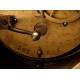 Bellísimo Reloj de Sobremesa de Bronce con Péndulo Visto. Francia, Siglo XIX