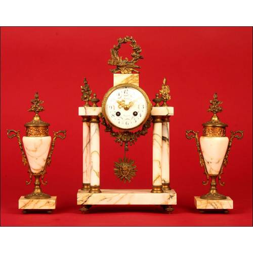Decorativo Reloj Francés de Columnas con Guarnición. 1880.