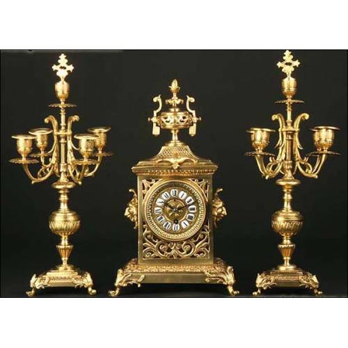 Reloj de sobremesa de bronce con candelabros. 1885