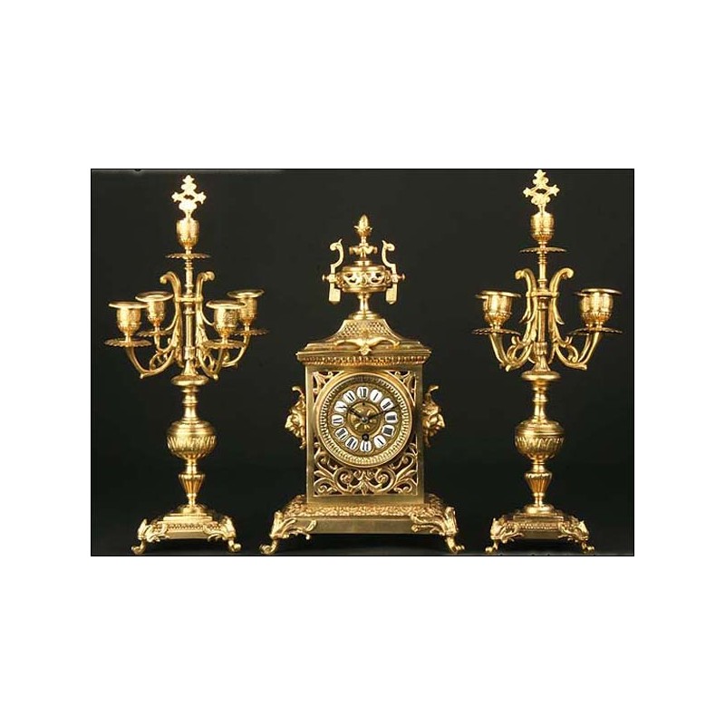 Reloj de sobremesa de bronce con candelabros. 1885