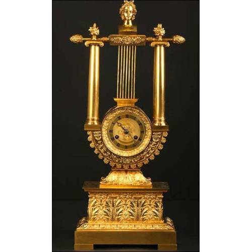 Reloj antiguo en bronce dorado y forma de Lira. S. XIX