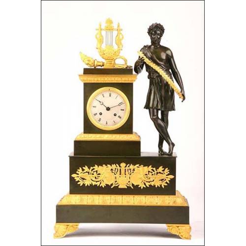 Reloj tipo imperio en bronce dorado y pavonado. 1820