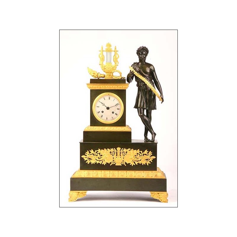 Reloj tipo imperio en bronce dorado y pavonado. 1820