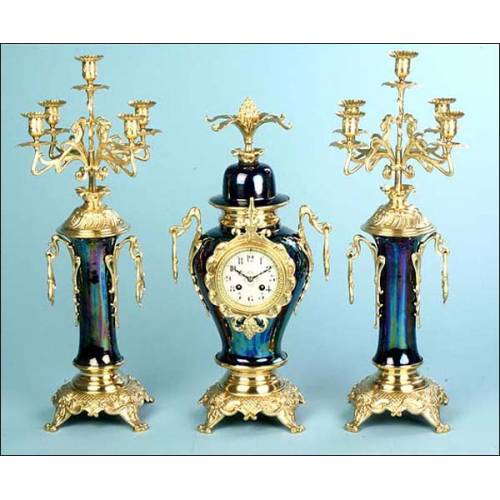 Pendulum clock in bronze and cobalt blue porcelain. 1890