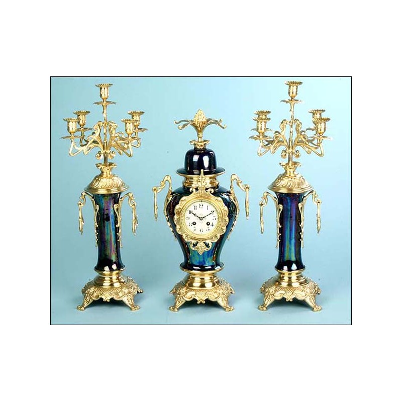 Reloj de péndulo en bronce y porcelana azul cobalto. 1890