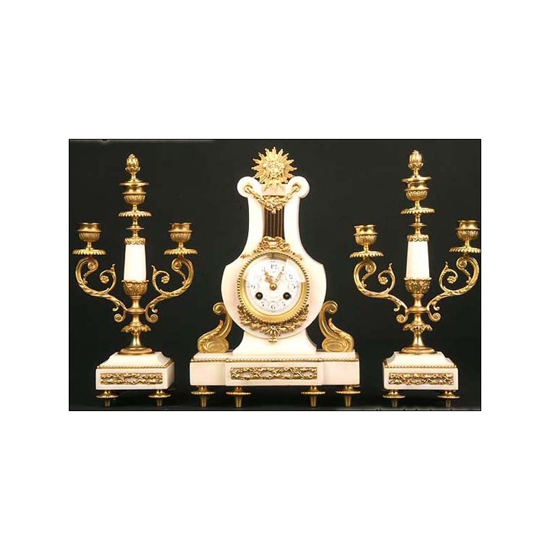 Reloj de péndulo en mármol blanco y bronce dorado. 1870