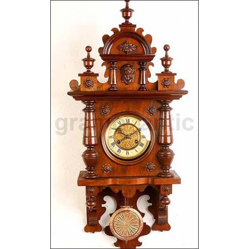 Gran reloj de pared con sonería. Castaño. 83 cms. 1900