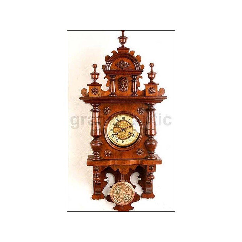 Gran reloj de pared con sonería. Castaño. 83 cms. 1900