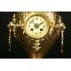 Reloj de péndulo en bronce con guarnición. Final s. XIX