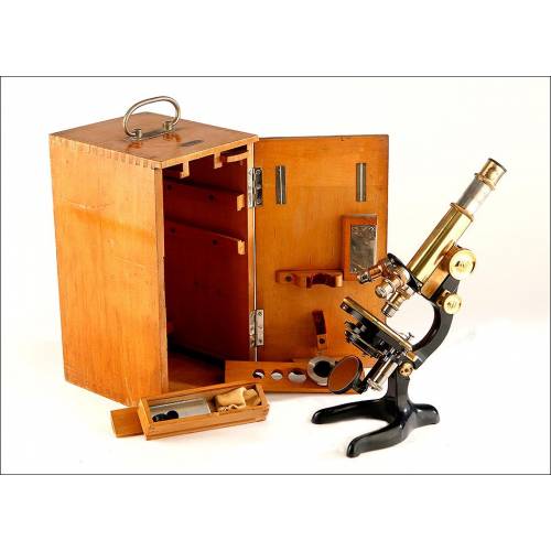 Fantastic Leitz Wetzlar Microscope with Case and Accessories. Germany, 1922