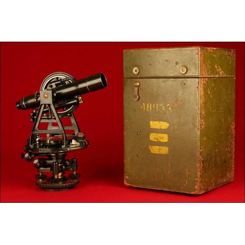 Lovely Theodolite from the 40's of the XX century, in very good condition.